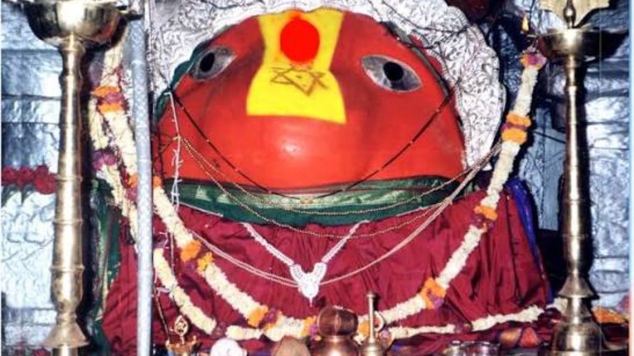 स्थानिक आख्यायिकेनुसार, एका असुराला (राक्षसाला) रेणुका देवीशी लग्न करायचे होते. देवीला लग्न नको होते, तरीही असूर लग्नासाठी गावात येत होता. देवीने अट घातली की गावाजवळून वाहणाऱ्या गोदावरी नदीचे पात्र एका रात्रीत गावात वळवून आणावे. असूर मोठ्या वऱ्हाडासह कामाला लागला. मात्र भीमाने गोदावरीला लाथ मारली, त्यामुळे पाणी गावाकडे आणता आले नाही.