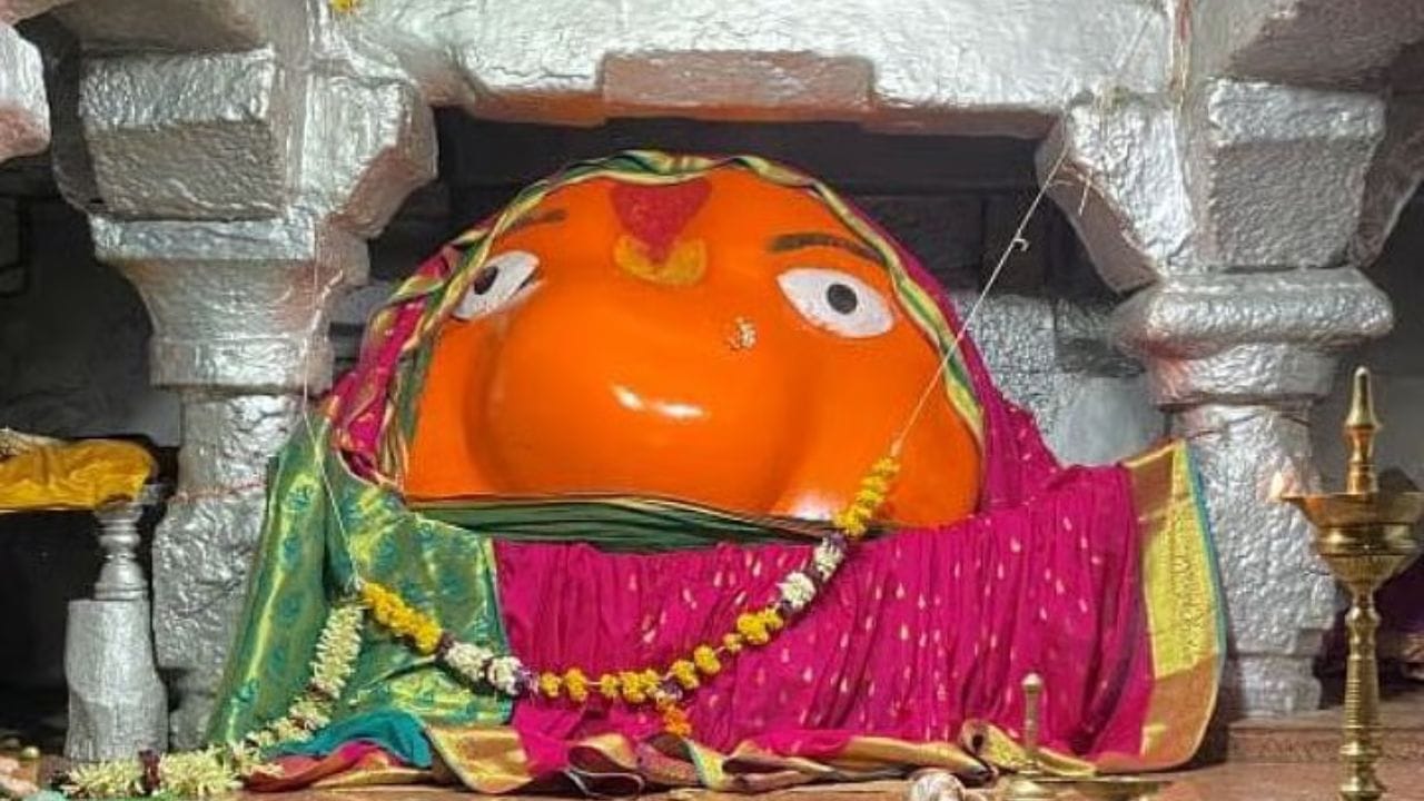 लग्नसमारंभ गावाच्या वेशीबाहेर, सुमारे दोन किलोमीटर दूर असलेल्या मारुती मंदिर परिसरात पार पाडले जातात. ही प्रथा आजही कायम आहे.