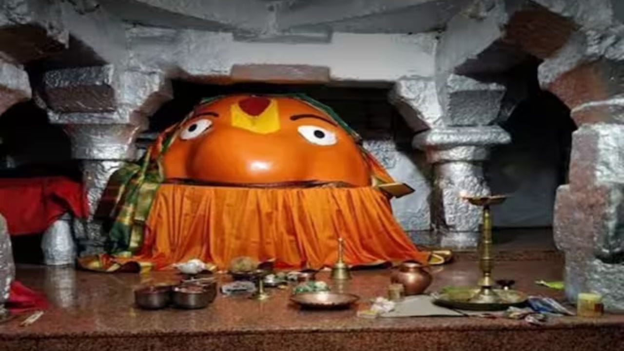 गावाची ग्रामदैवत रेणुका देवी (रेणुकामाता) आहे. गावकऱ्यांच्या मते ही देवी कुमारी (अविवाहित) आहे. तिचा आदर राखण्यासाठी आणि तिचा कोप होऊ नये म्हणून गावात मंगलाष्टके म्हणत नाहीत किंवा लग्न मंडप उभारला जात नाही. मंदिर पुजारी आणि स्थानिकांच्या मते ही परंपरा पिढ्यान्पिढ्या चालत आलेली आहे.