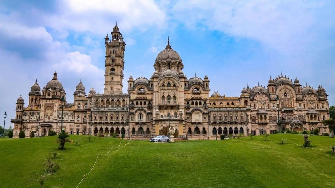 देशातील सर्वात मोठ्या खासगी रेसिडन्सबद्दल सांगायचं झालं तर ते बडोदा येथे आहे. तो एक ऐतिहासिक महाल असून त्याचं नाव आहे, लक्ष्मी विलास पॅलेस.. अतिशय शानदार असलेला हाँ महाल त्यांच्या बारीक कलाकुसर आणि कारागिरीसाठा ओळखला जातो. यासमोर बकिंगहॅम पॅलेसही छोटा मानला जातो. (Image:tulsitoursandtravels)