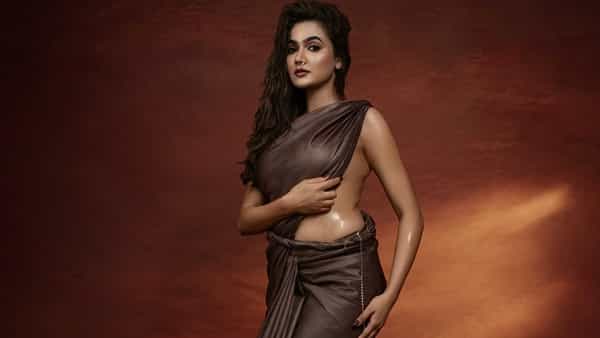 अभिनेत्री रेवा कौरासे हिचे नवीन फोटोशूट सोशल मीडियावर चर्चेत आहे. तिने नुकतेच नो-ब्लाऊज लुकमध्ये फोटो इन्स्टाग्रामवर शेअर केले आहेत.