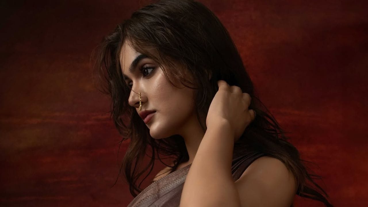 या फोटोंवर चाहत्यांनी लाइक्स आणि कमेंट्सची वर्षाव केला आहे.