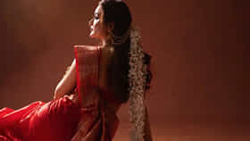 लाल साडीत मराठी अभिनेत्रीचं बोल्ड फोटोशूट, मॉडर्न ब्लाऊजने वेधलं चाहत्यांचं लक्ष