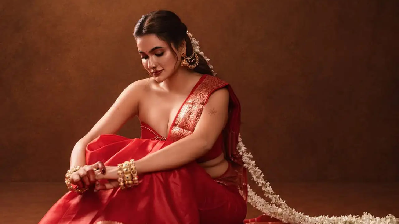 तिच्या या पारंपरिक आणि मॉडर्न लूकची सध्या चाहत्यांमध्ये जोरदार चर्चा रंगली आहे. रेवाने या फोटोशूटसाठी लाल रंगाची सुंदर पारंपरिक साडी नेसली आहे. 