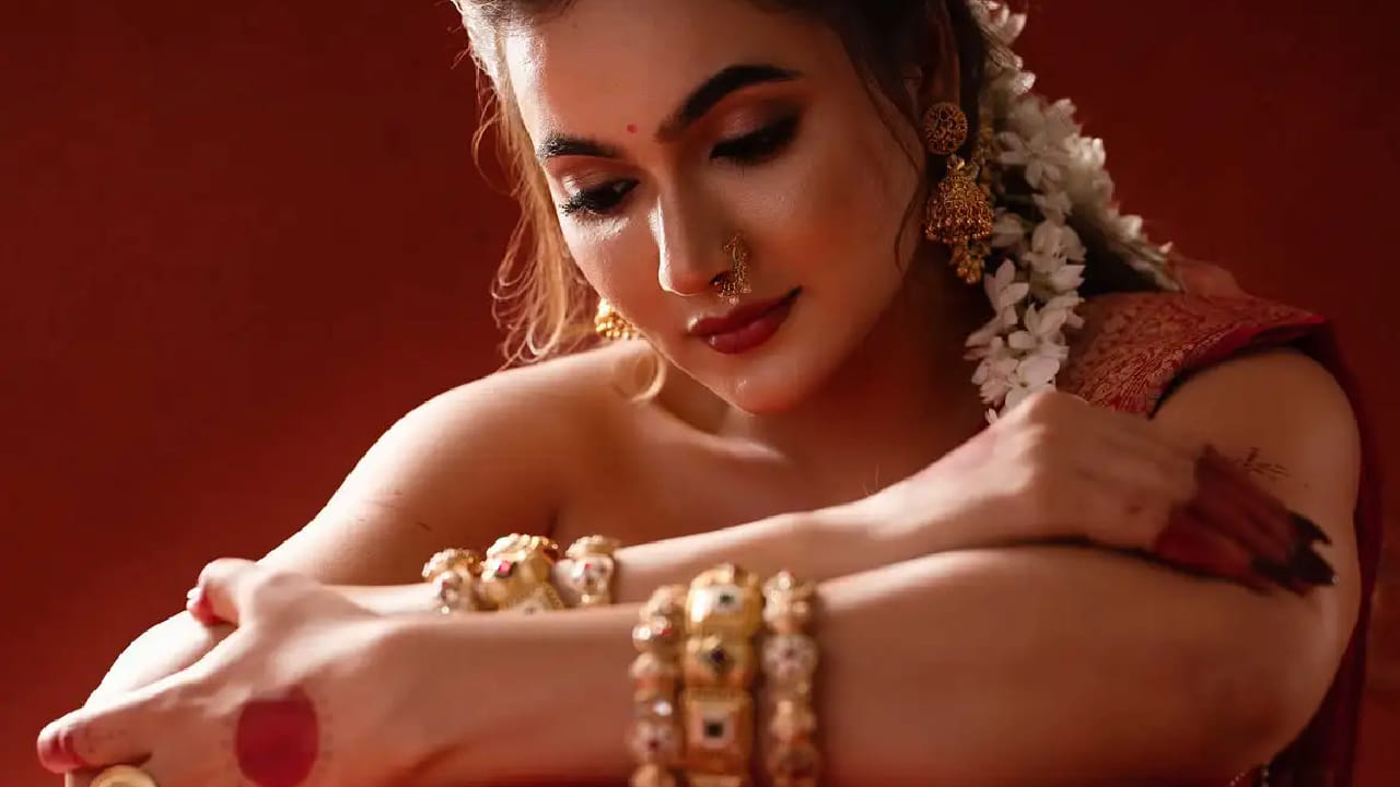 या साडीमध्ये तिचं सौंदर्य अधिकच खुलून दिसत असून, तिने साडीसोबत स्ट्रॅपलेस डिझायनर ब्लाऊज परिधान केला आहे.  या फोटोत तिने कानात मोठे झुमके, नाकात नथ आणि हातात सोन्याच्या डिझायनर बांगड्या घातल्या आहेत. 