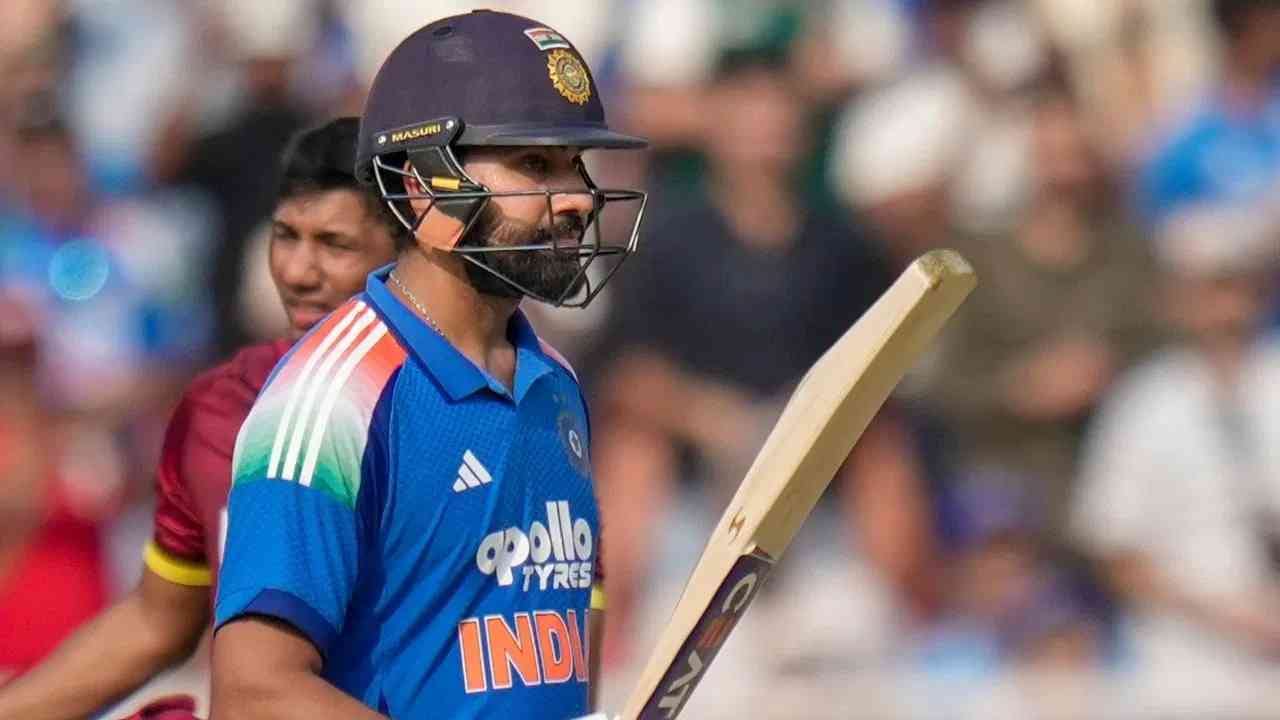 इंटरनॅशनल क्रिकेटमध्ये रोहित शर्मा 7 व्यां दा नव्वदीत पोहोचून आऊट झाला. वनडे क्रिकेटमध्ये 7 वर्षानंतर रोहितला असा दिवस पहावा लागला. याआधी 2019 मध्ये ऑस्ट्रेलिया विरुद्ध 95 रन्सवर रोहित आऊट झालेला. (Photo: PTI)
