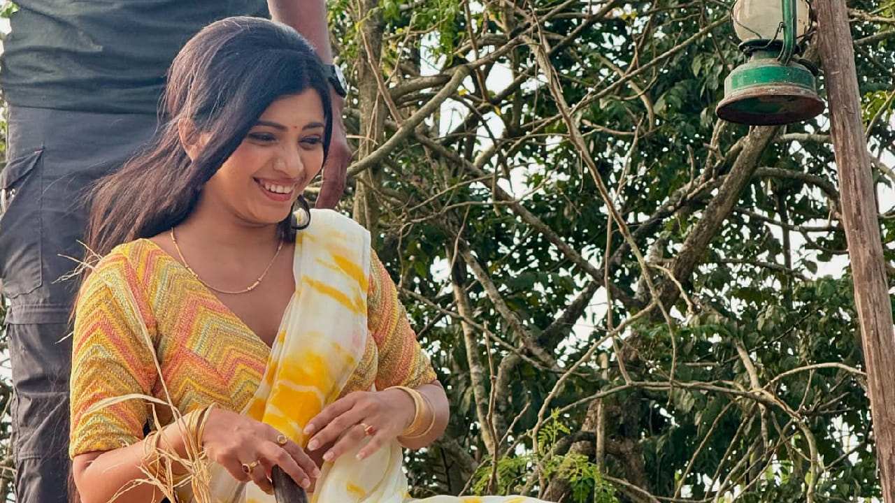 या पारंपरिक लूकमध्ये तिचं सौंदर्य खुलून दिसत असून, तिच्या साध्या आणि मोहक अंदाजाने चाहत्यांना भुरळ घातली आहे. 
