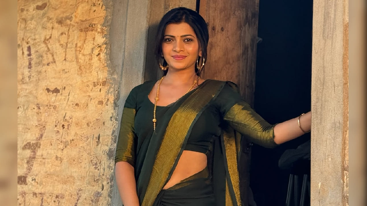 आता पुन्हा एकदा रुचिराच्या एका फोटोने नेटकऱ्यांचं लक्ष वेधून घेतलं आहे. रुचिराने नुकताच जांभळ्या रंगाच्या साडीतील सुंदर फोटो सोशल मीडियावर शेअर केला आहे. 