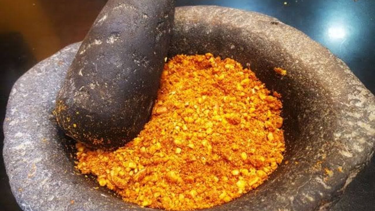 मिक्सरमध्ये सगळं एकत्र करा : आता भाजलेले शेंगदाणे, परतलेला लसूण, लाल तिखट, मीठ आणि जिरे मिक्सरमध्ये घाला. चटणी अगदी बारीक पेस्ट करण्याऐवजी थोडी जाडसर वाटली तर तिची गावरान चव आणखी छान लागते. पारंपरिक पद्धतीत करायची असेल  तर ही चटणी तुम्ही खलबत्यातही कुटू शकता. 