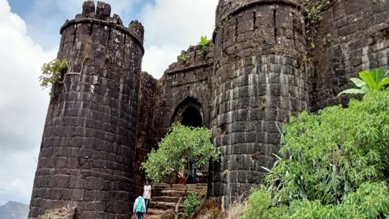 तानाजी मालुसरे यांच्या पराक्रमाची गाथा :1670 मध्ये मुघलांकडून किल्ला परत मिळवण्यासाठी तानाजी मालुसरे यांनी मोहिमेचं नेतृत्व केलं. या लढाईत त्यांनी प्राणांचं बलिदान दिलं.त्यांच्या शौर्यामुळे सिंहगडाचा इतिहास आजही अभिमानाने सांगितला जातो. 
