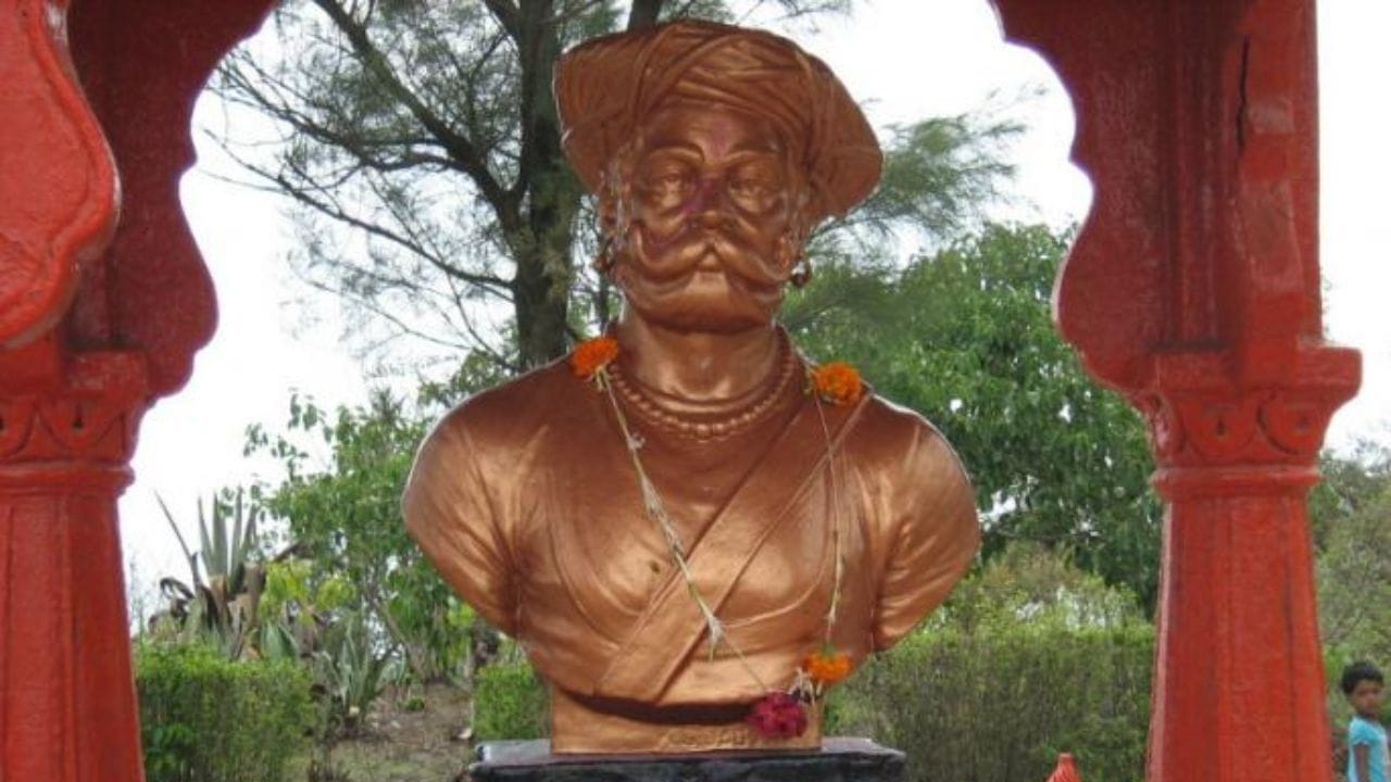 गड आला पण सिंह गेला :तानाजी मालुसरे यांच्या निधनाची बातमी ऐकून छत्रपती शिवाजी महाराजांना मोठं दुखं झालं.या दुर्दैवी घटनेशी जोडलेलं 'गड आला पण सिंह गेला' हे वाक्य आजही तानाजींच्या त्यागाची आठवण करून देतं.
