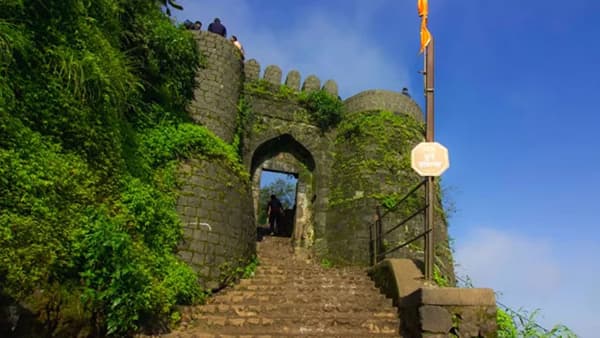 सिंहगड म्हणजेच कोंढाणा : पुण्याच्या नैऋत्येला 35 किमी अंतरावर असलेला सिंहगड पुर्वी कोंढाणा या नावाने ओळखला जात होता.सह्याद्रिच्या डोंगरमाथ्यावर वसलेल्या या किल्ल्याला ऐतिहासिक महत्त्व आहे.