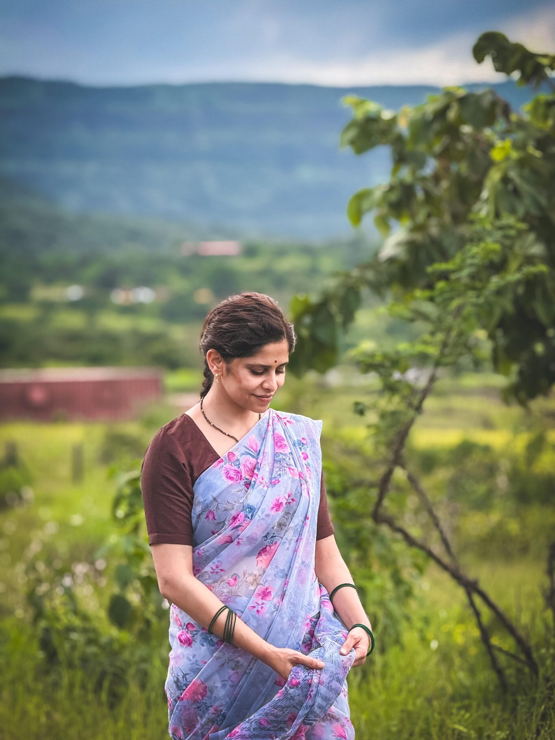 या फोटोशूटमध्ये तिने अगदी साधी साडी नेसली आहे. हा लूक सिनेमातील असल्याने त्या भूमिकेप्रमाणे तिने  ब्लाऊज व साडी नेसली आहे. तिची वेणी साधारण आहे, गळ्यात मंगळसूत्र असून हातात बांगड्याही आहेत.