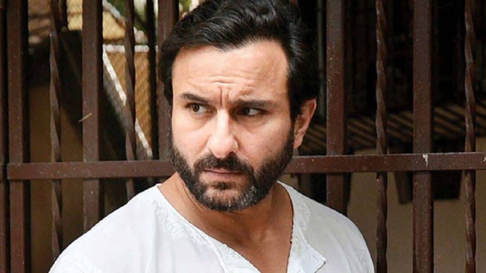 सैफ अली खान हिमाचल प्रदेशातील शिमलाजवळच्या सनावर येथील नामांकित लॉरेन्स बोर्डिंग स्कूलमध्ये शिकला आहे. त्यानंतर वयाच्या नवव्या वर्षी त्याला युनायटेड किंगडममधील हर्टफोर्डशायर येथील लॉकर्स पार्क स्कूलमध्ये पाठवण्यात आले. 