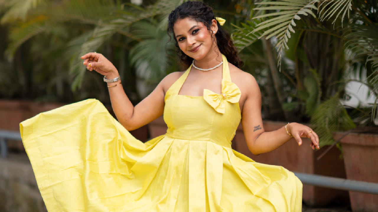 या फोटोंसोबत साक्षीने “Living In My Own Little Butter Yellow Fairly Land…” असे खास कॅप्शनही लिहिले आहे.
