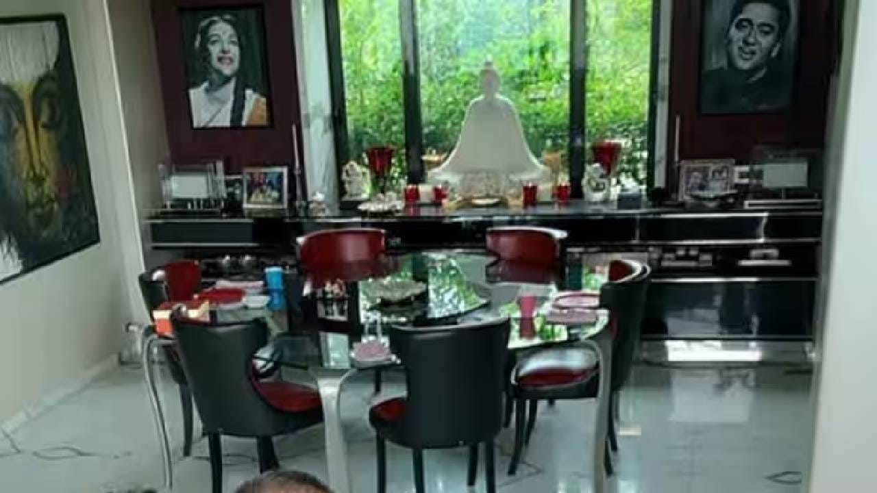 संजय दत्तच्या घरातील एका कोपऱ्यामध्ये आई आणि वडिलांचे सुंदर फोटो लावण्यात आले आहेत. संजय दत्त येथे बराच वेळ घालवताना दिसतो.