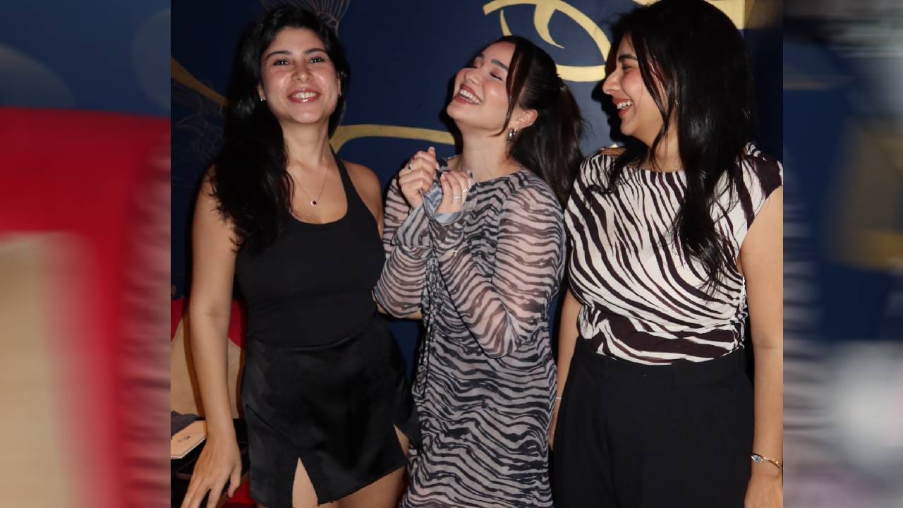 उपलब्ध माहितीनुसार, साराचा हा ड्रेस लोकप्रिय फॅशन ब्रँड झाराच्या अॅनिमल प्रिंट ट्यूल ड्रेसपैकी एक असल्याचे सांगितले जात आहे. या ड्रेसची किंमत सुमारे २,३५० रुपये असल्याचे नमूद केले जाते. तिच्या या स्टायलिश लूकची सोशल मीडियावर विशेष चर्चा होत आहे.
