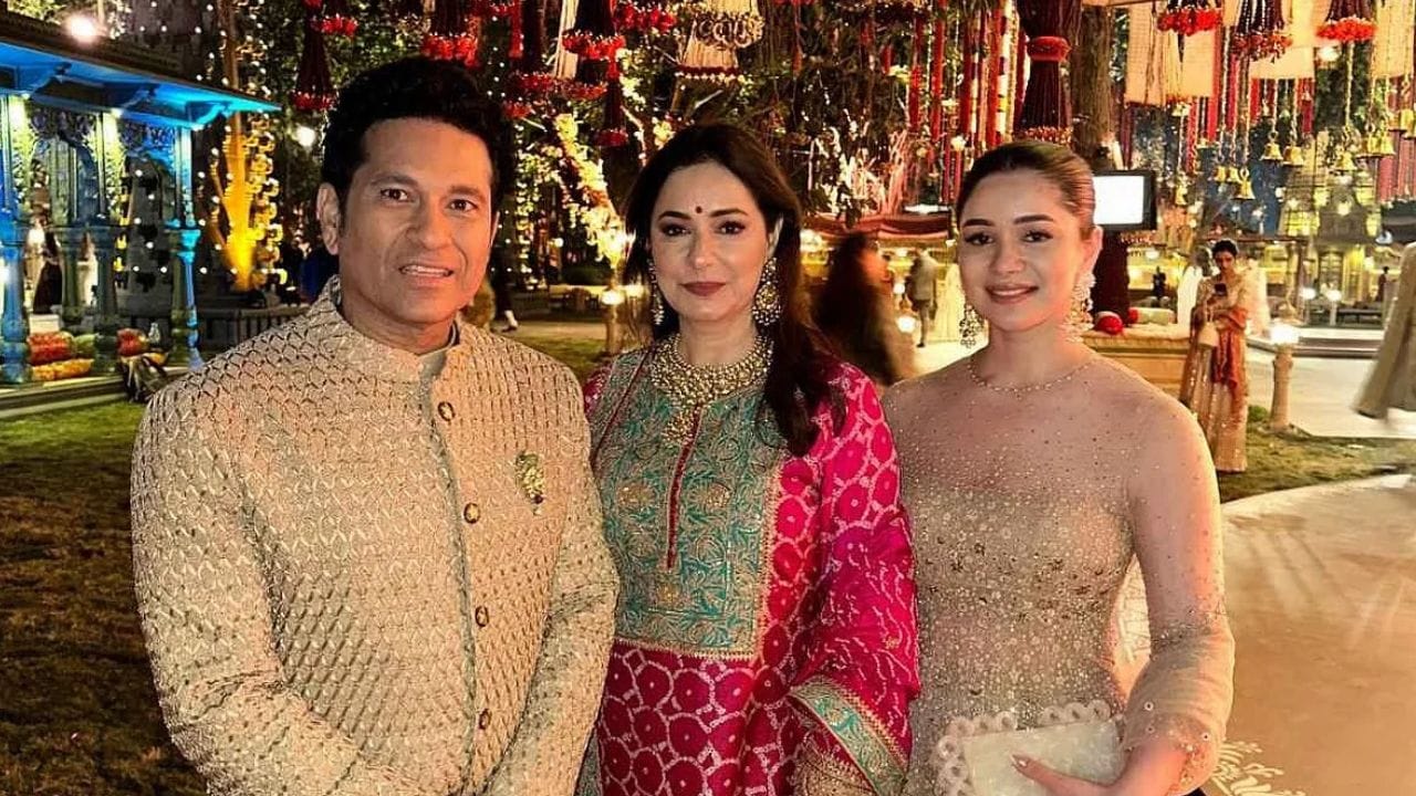 सतत आपल्या चाहत्यांसाठी सारा फोटो आणि व्हिडीओ शेअर करताना दिसली. साराच्या घराला दोराब व्हिला म्हटले जायचे. हे घर मुंबईतील वांद्रे येथील पेरी क्रॉस रोडवर 1926 सालचा हा बंगला आहे.