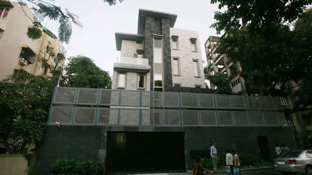 तिचे शिक्षण मुंबईतील धीरूभाई अंबानी इंटरनॅशनल स्कूलमध्ये झाले. त्यानंतर सारा वैद्यकीय शिक्षणासाठी लंडनला गेली. तिथे तिने युनिव्हर्सिटी कॉलेज लंडनमधून पदवी मिळवली. यादरम्यान सारा तेंडुलकर सोशल मीडियावरही सक्रिय राहिली.