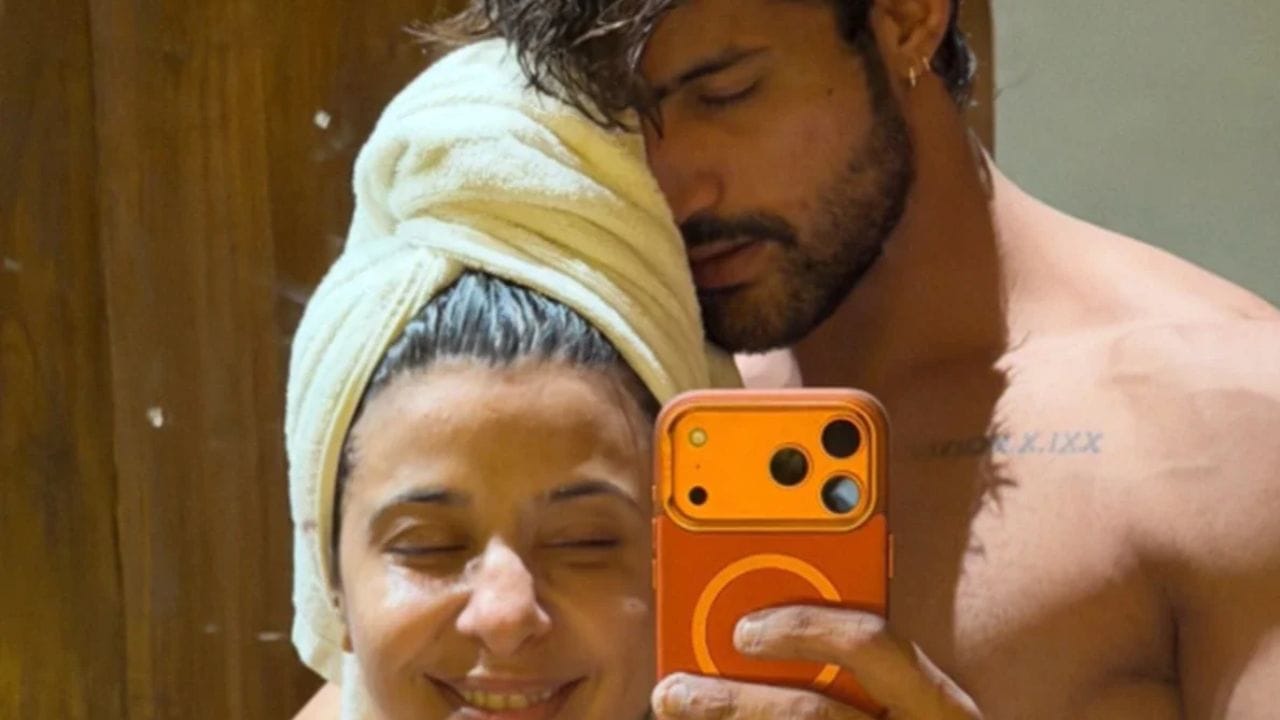 बेडरूममधील तो फोटो दिसत होता. डेलनाज दारूवालासोबत आपले नाते जाहीर केल्यानंतर त्याने काही तासातच हे फोटो शेअर केले आणि डिलीट केले. डेलनाज दारूवाला हे फॅशन क्षेत्रातील मोठे नाव आहे.