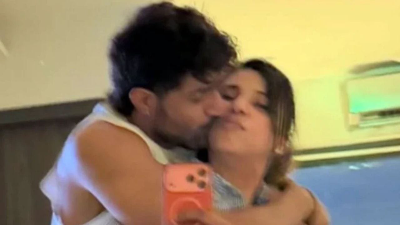 मलायका हिने डेलनाज हिला वाढदिवसाच्या शुभेच्छा देत एक पोस्ट सोशल मीडियावर शेअर केली होती. डेलनाज दारूवाला ही साैरब याच्यापेक्षा तब्बल 24 वर्ष मोठी आहे. ज्यावरून तिला सुनावण्यात आले.