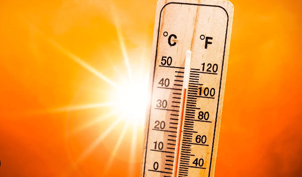 सध्या राज्यात पावसाने दडी मारलीय. सरकारने राज्यातील बहुसंख्य तालुक्यांत दुष्काळ जाहीर केलाय. आता परतीच्या वेळी तरी पाऊस बरसेल अशी आशा शेतकऱ्यांना लागलीय. त्याआधी मात्र राज्यात पारा चांगलाच तापताना दिसतोय.