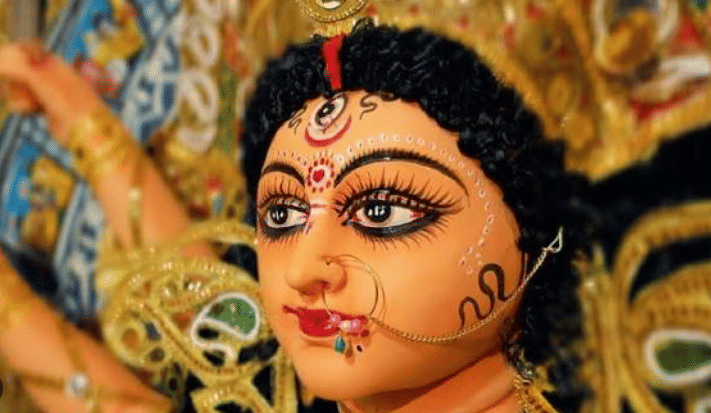 या दुर्गापूजेचे सर्वात मोठे वैशिष्ट्य म्हणजे देवीला पहिला नैवेद्य एका मुस्लिम कुटुंबाकडून अर्पण केला जातो. ही प्रथा आजही पाळली जाते. अनेक पिढ्यांपासून सुरू असलेली ही परंपरा स्थानिकांच्या श्रद्धेचा एक महत्त्वाचा भाग बनली आहे.