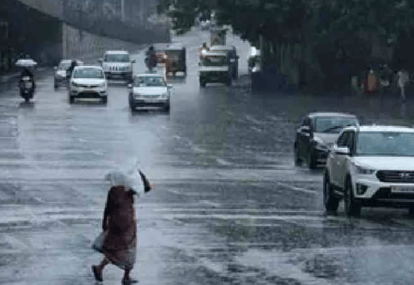पुढील चार दिवस राज्यात काही ठिकाणी पावसासाठी पोषक वातावरण होण्याची शक्यता आहे. 15 ऑक्टोबर रोजी सोलापूर, कोल्हापूर, सिंधूदुर्ग, रत्नागिरी, सांगली जिल्ह्यांत पावसासाठी पोषक वातावरण तयार होईल. वादळी वारे, विजेचा कडकडाट होण्याची शक्यता आहे.