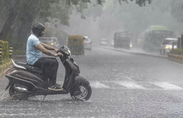 पुणे, रायगड, सातारा, सोलापूर, रत्नागिरी, कोल्हापूर, सांगली, सोलापूर, धाराशीव, लातूर, नांदेड या जिल्ह्यांत 17 ऑक्टोबर रोजी ढगांचा गडगडाट, वीज आणि वादळी वारे येण्याची शक्यता आहे.