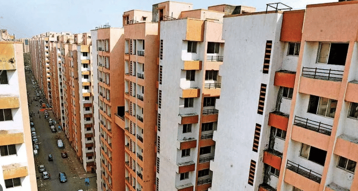 पुणे विभागातील म्हाडाच्या घरासाठी अर्ज करण्यास मुदतवाढ देण्यात आली आहे. ऑनलाईन पद्धतीने अर्ज दाखल करताना तांत्रिक अडचणी येत होत्या. हीच अडचण लक्षात घेऊन म्हाडाने अर्ज करण्याच्या शेवटच्या तारखेत वाढ केलीय.