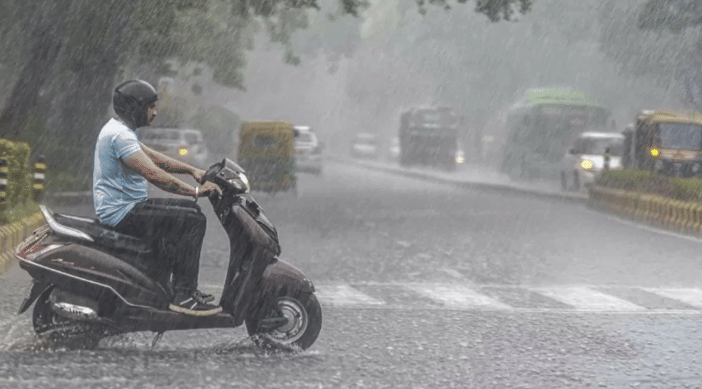 असे असतानाच सांगली, सातारा, धुळे, कोल्हापुरात सरी बरसल्या आहेत. आता पुढचे दोन दिवस महत्त्वाचे असणार आहे. भारतीय हवामान विभागाने दिलेल्या माहितीनुसार राज्यात काही जिल्ह्यांमध्ये ढगांचा गडगडाट, वादळी वारे वाऱ्यांसह पाऊस होऊ शकतो.