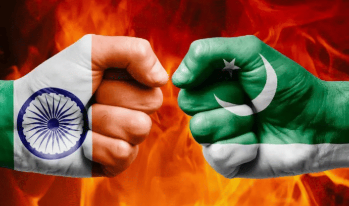 सध्यातरी या दोन्ही देशांमधील संबंध सुधारण्याची शक्यता नाही. असे असतानाच आता पाकिस्तानने भारताविरोधात मोठा निर्णय घेतलाय. पाकिस्तानी हद्तीतून भारतीय विमानांना प्रवास प्रतिबंधाची मुदत पाकिस्तानने आणखी वाढवली आहे. 