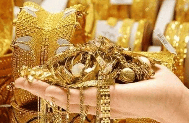 Today Gold Rate : सध्याची जागतिक परिस्थिती तसेच देशांतर्गत सराफा बाजारातील स्थितीमुळे सोन्याचा भाव कधी वाढतोय तर कधी कमी होताना दिसतोय. आज दसऱ्याच्या दिवशीच सोन्याचा भाव घसरला आहे.