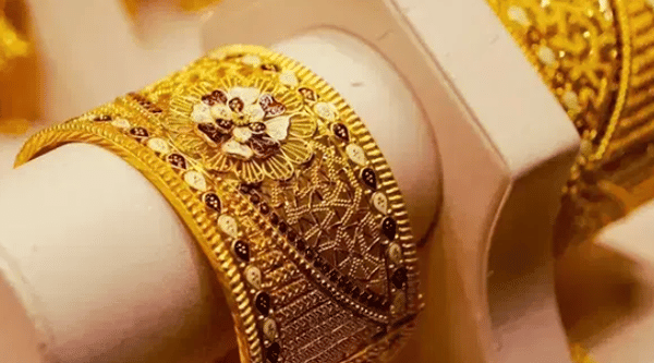 Gold Rate Today : गेल्या काही दिवसांपासून सोन्याचा भाव सातत्याने घसरताना दिसतोय. सोन्याच्या भावात होत असलेली ही घसरण पाहून गुंतवणूक करावी का? असे विचारले जात आहे.