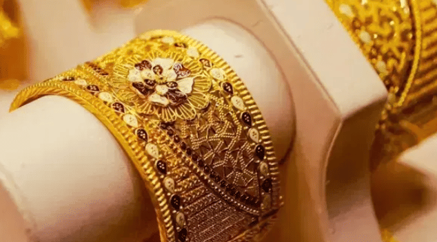 Gold Rate Today : गेल्या काही दिवसांपासून सोन्याचा भाव सातत्याने घसरताना दिसतोय. सोन्याच्या भावात होत असलेली ही घसरण पाहून गुंतवणूक करावी का? असे विचारले जात आहे.