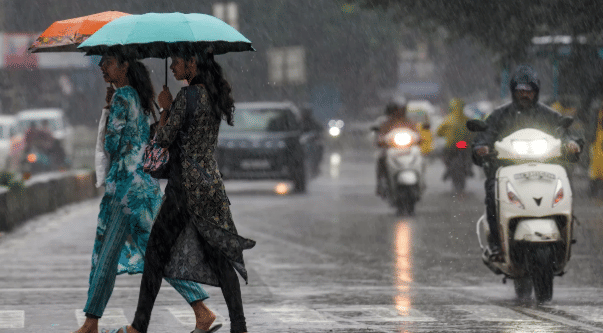 दरम्यान, हे चक्रिवादळ 27 ऑक्टोबर रोजीपर्यंत आंध्र प्रदेशच्या सागरी किनाऱ्यावर धडकण्याची दाट शक्यता आहे. हीच शक्यता लक्षात घेऊन भारतीय हवामान विभागाने आंध्र प्रदेश तसेच ओडिसा राज्याला रेड अलर्ट जारी केलाय. 