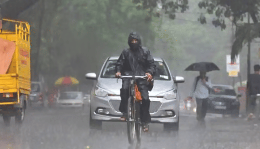 विदर्भात काही ठिकाणी मध्यम ते मुसळधार स्वरुपाचा पाऊस होऊ शकतो. तर तुरळक ठिकाणी अति मुसळधार पावसाची शक्यता आहे. त्यामुळे विदर्भातील शेतकऱ्यांनी पावसाचा हा अंदाज लक्षात घेऊन नियोजन करावे असे सांगितले जातेय. 