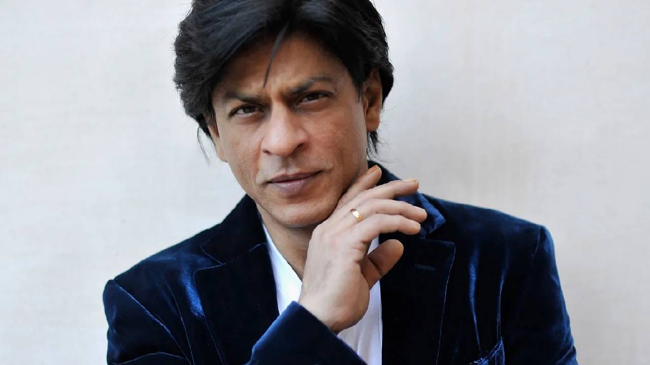 अमिताभ बच्चन यांच्याप्रमाणेच शाहरुख खानचाही अंकशास्त्रावर विश्वास असल्याचं सांगितलं जातं. 555 हा त्याचा लकी नंबर मानला जातो. त्याच्या आयुष्यात अनेक ठिकाणी हा आकडा पाहायला मिळतो. गाडीच्या नंबर प्लेटपासून ते त्याच्या वैयक्तिक कर्मचाऱ्यांच्या फोन नंबरपर्यंत 555 हा आकडा असावा, याची ते काळजी घेतली जाते, असं म्हटले जाते. याशिवाय, आपल्या चित्रपटांच्या प्रदर्शनासाठीही तो शुभ तारखांना प्राधान्य देतो.