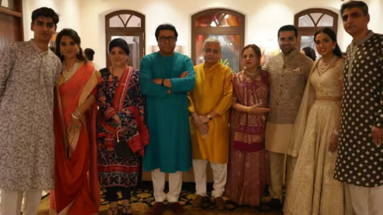 कमी लोकांच्या उपस्थित हा समारंभ झाला. यादरम्यानच आता या समारंभाचे फोटो व्हायरल होताना दिसत आहेत. राज ठाकरे शुभेच्छा देण्यासाठी पोहोचले.