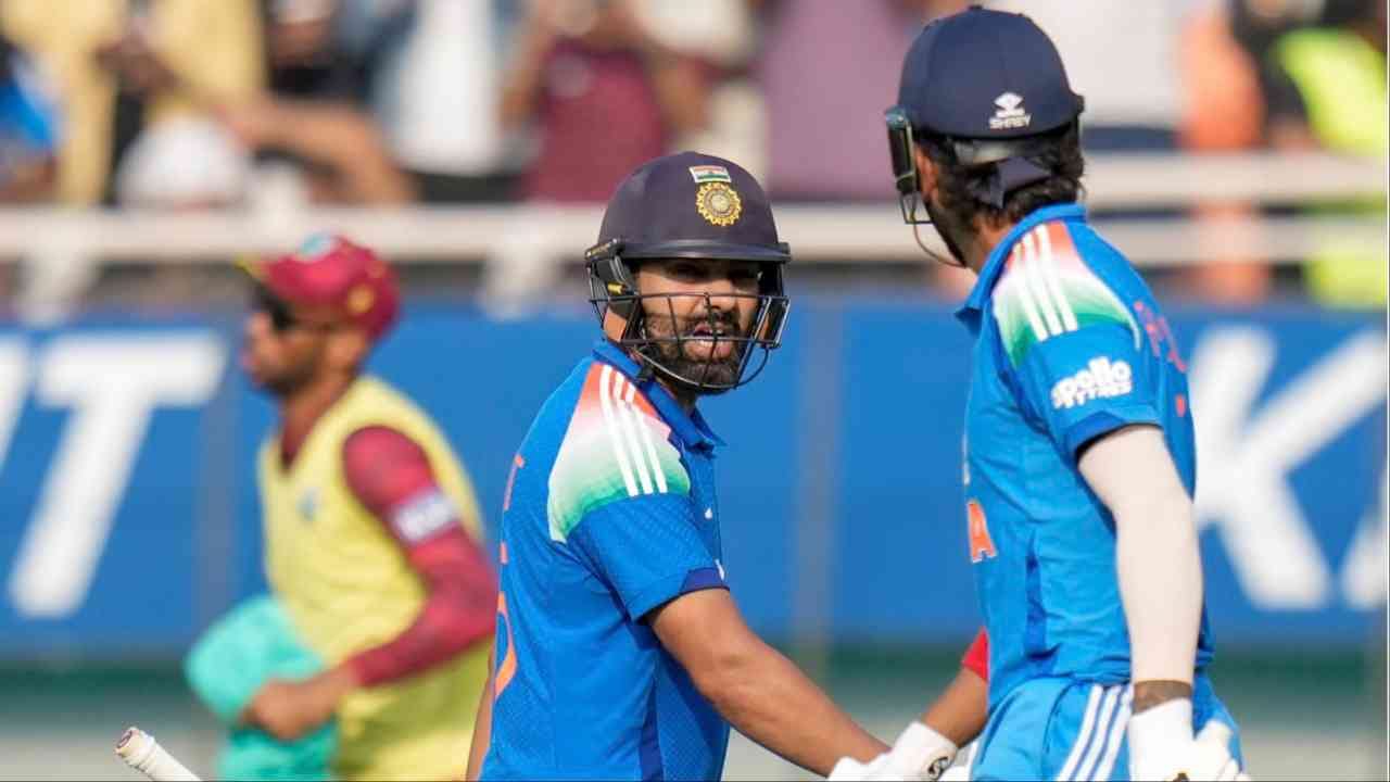 रोहित शर्माने दक्षिण आफ्रिका, इंग्लंड आणि ऑस्ट्रेलिया मध्ये वनडे शतक झळकावलं आहे. पण न्यूझीलंडमध्ये त्याच्या नावावर एकही शतक नाहीय. ही पाच वनडे सामन्यांची सीरीज लास्ट चान्स असेल. कारण रोहितच्या करिअरमधील हा शेवटचा न्यूझीलंड दौरा असेल. (Photo: PTI)