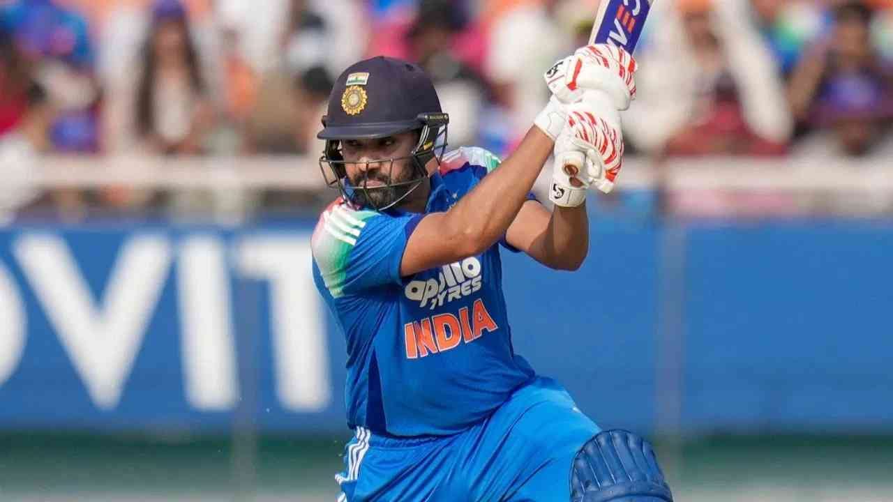 टीम इंडियाचा माजी कर्णधार रोहित शर्माने पुन्हा एकदा दाखवून दिलय की, त्याच्यात बरच क्रिकेट अजून बाकी आहे. वर्ल्ड कप 2027 साठी सज्ज असल्याचे संकेत रोहितने दिलेत. (Photo: PTI)