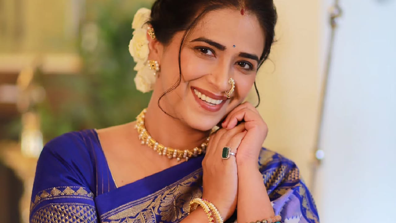 तिच्या फोटोशूटची चर्चा चाहत्यांमध्ये रंगली आहे. साधेपणा आणि पारंपरिक शैली यांचा सुंदर मिलाफ तिच्या या लूकमध्ये पाहायला मिळतो. 