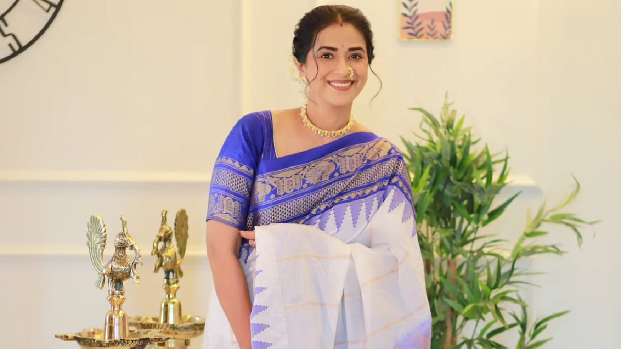 ‘सुना येती घरा’ मालिकेत नकारात्मक भूमिका साकारणारी शर्मिष्ठा राऊत प्रत्यक्ष आयुष्यातील या सुंदर पारंपरिक अंदाजामुळे पुन्हा एकदा चर्चेत आली आहे. तिच्या या खास फोटोशूटवर चाहत्यांकडून कमेंट्सचा वर्षाव होत आहे.