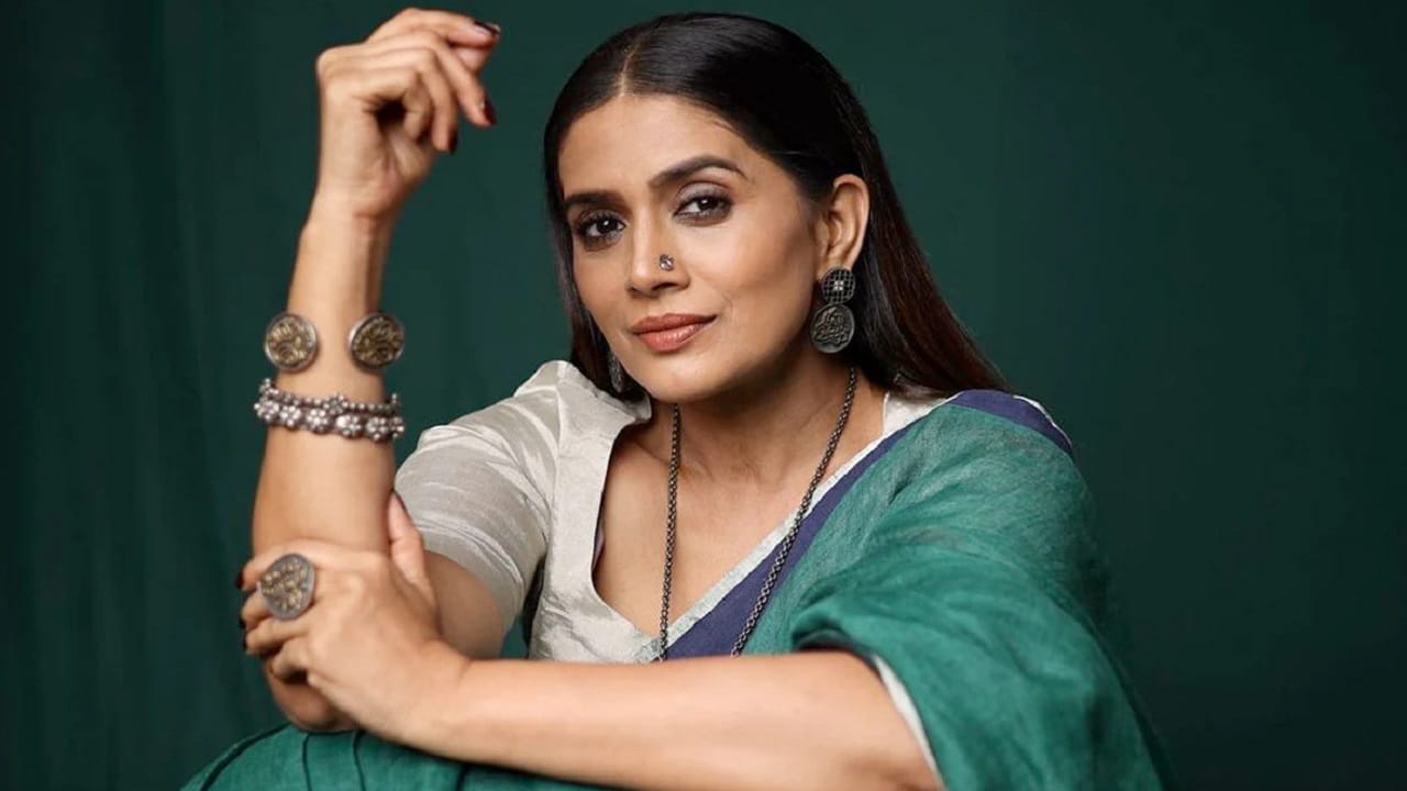 Sonali Kulkarni: 'पॅड नाही जुन्या साड्यांचे कपडे आणि...', पहिल्या मासिक पाळीवर सोनाली कुलकर्णीचा मोठा खुलासा Sonali Kulkarni: 'पॅड नाही जुन्या साड्यांचे कपडे आणि...', पहिल्या मासिक पाळीवर सोनाली कुलकर्णीचा मोठा खुलासा