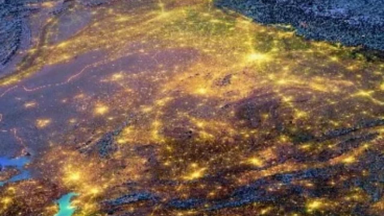 यासोबतच शहरी भाग आणि ग्रामीण भागही दिसून येतो. ज्या भागात लोकवस्ती नाही, जिथे जंगल आहे, तिथे प्रकाश दिसत नाही. पुणे, छत्रपती संभाजीनगर, कोल्हापूर यासारखी शहरेही आकाशातून दिसतात.