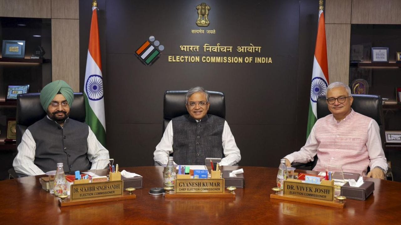 मतदार यादीतील नाव, दुरुस्ती किंवा सुनावणीची अडचण? निवडणूक आयोगाने दिले संपर्काचे पर्याय मतदार यादीतील नाव, दुरुस्ती किंवा सुनावणीची अडचण? निवडणूक आयोगाने दिले संपर्काचे पर्याय