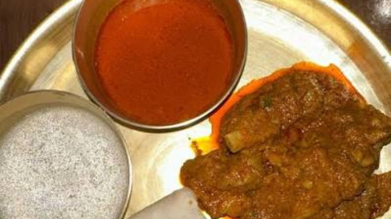 मटण शिजवून घ्या : कुकरमध्ये धुवून घेतलेले मटण टाका. मीठ , आले , लसूण पेस्ट आणि पुरेसे पाणी घाला.मटण शिजवून त्याचे मऊ सूप तयार करा.हळद घालू नका रस्सा पांढरा करायचा आहे.