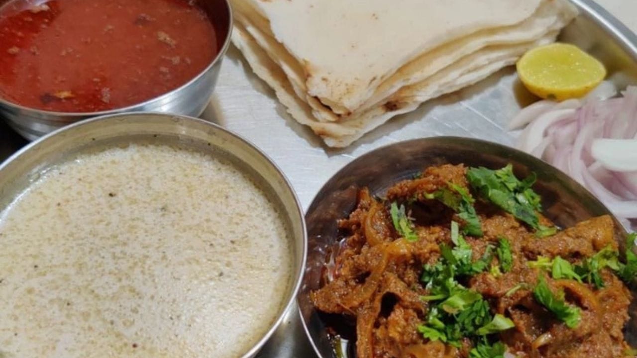 मटण शिजवून घ्या : मटणाला हळद,मीठ आणि थोडे आले - लसूणाची पेस्ट लावा. कुकरमध्ये मटण आणि आवश्यकतेनुसार पाणी घालून मटण मऊ होईपर्यंत शिजवा. मटण शिजल्यानंतर त्याचं पाणी टाकून देऊ नका हेच पाणी रश्श्यासाठी वापरायचे आहे