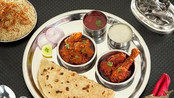कोल्हापूरी तांबडा रस्सा म्हटलं की आठवते झणझणीत चव, लालसर रंग आणि मसाल्याचा खमंग सुगंध, तर पांढरा रस्सा म्हणजे मटणाच्या हाडांपासून तयार होणारी वेगळीच चव, चला मग कोल्हापूरला आपल्या घरात आणूया, दोन्ही रश्शांची घरच्या घरी बनवता येणारी रेसिपी पाहूया