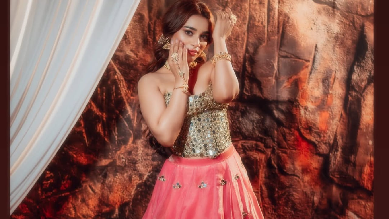 तिच्या या लूकने चाहत्यांचे लक्ष वेधून घेतले असून, सोशल मीडियावर तिच्या फोटोंवर लाईक्स आणि कमेंट्सचा वर्षाव होत आहे.